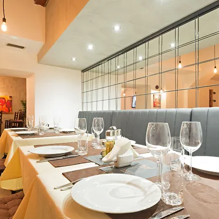 Capital Garni Hotel 4*